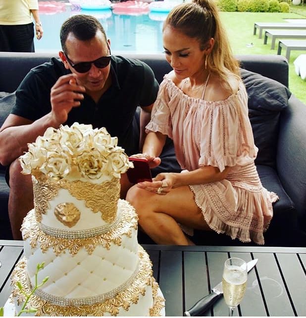 Cuando celebran juntos, su novio y la estrella lo hacen siempre por todo lo alto.