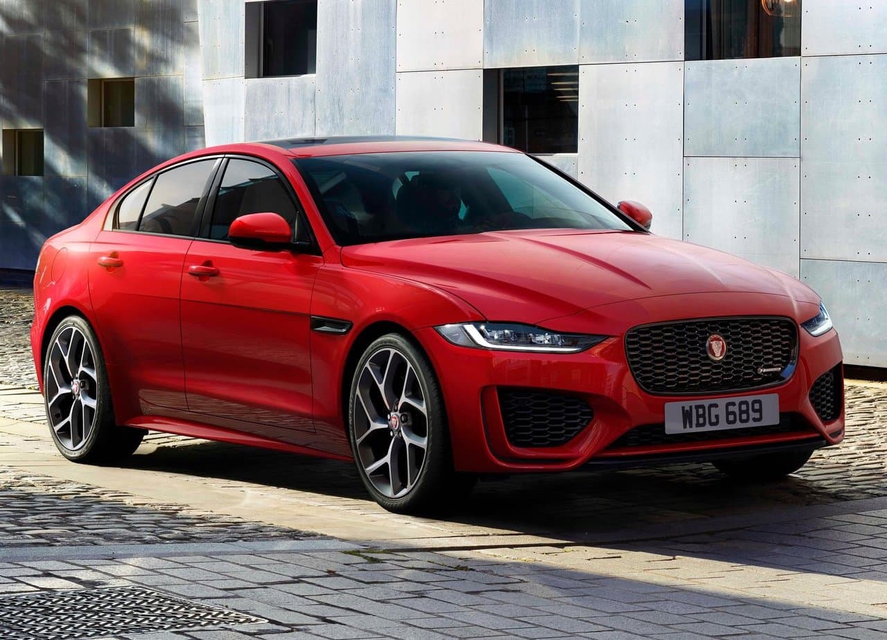 <h3 class="cms-H3-H3"><b>3. Jaguar XE</b></h3>
<br>
<b>Diferencial porcentual de precio sobre modelo de un año de uso: </b>40.9%
<br>
<b>Diferencial de precio en dólares sobre modelo de un año de uso: </b>$20,586
<br>
<br>El Jaguar XE es uno de los vehículos más caros dentro del segmento de los sedanes compactos de lujo. Su pérdida de valor es tanta que se vuelve en una opción muy atractiva en el mercado de autos usados. Este sedán se destaca por su capacidad de conducción dinámica y espacio de carga en el maletero superior al promedio del segmento.
<br>
