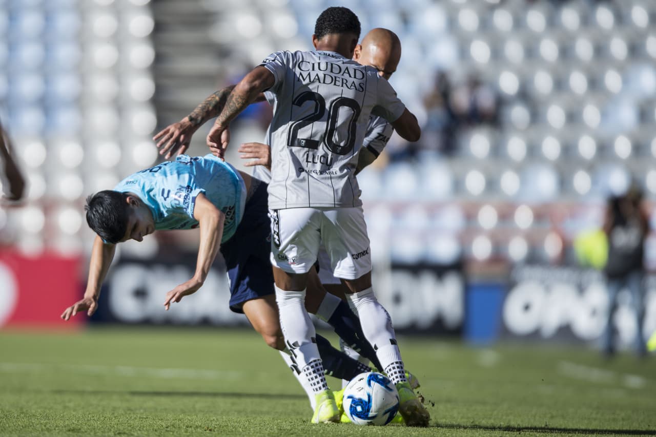 Luis Chávez recibe la falta por parte de Jeison Lucumí y Ariel Nahuelpan.