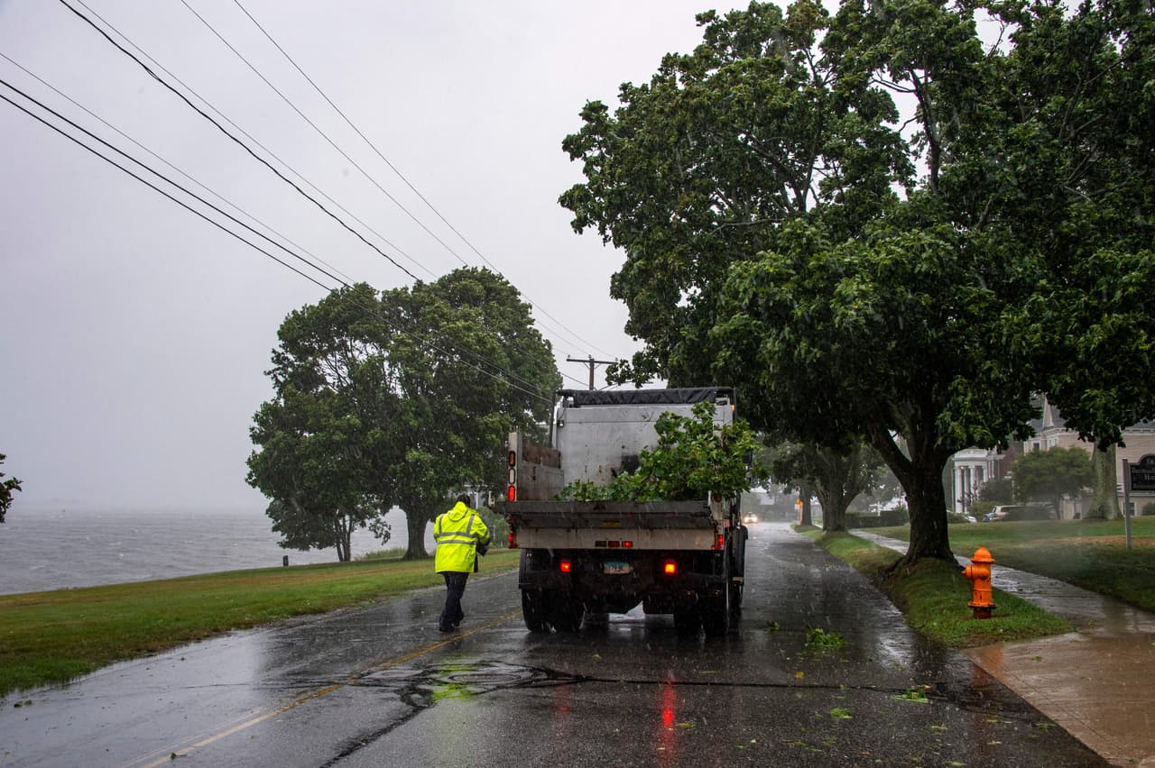 Trabajadores de la ciudad de New London, Connecticut, limpian horas antes del impacto de la tormenta Henri.