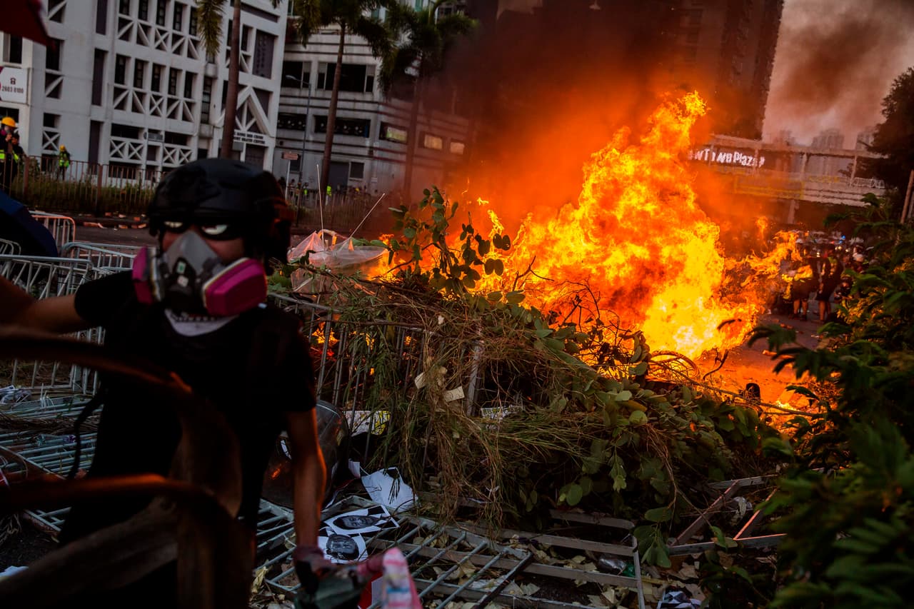 Las barricadas en llamas generaron nubes de humo negro sobre la ciudad, un centro que es la sede de sucursales de los bancos más grandes del mundo.