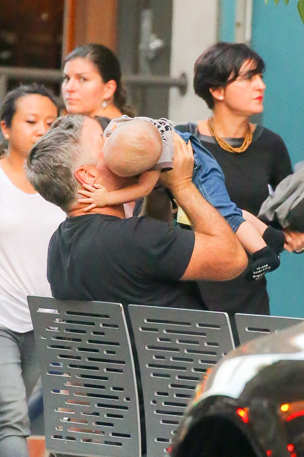 El nene le respondió con un besito.