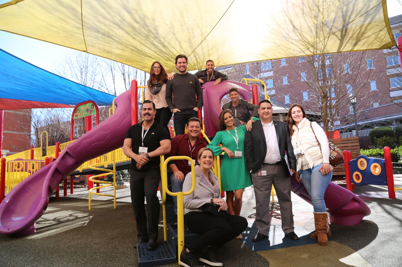 El talento de Univisión y algunos colegas de otros medios, muestran una sonrisa de esperanza desde el patio de juegos de la Casa Target.