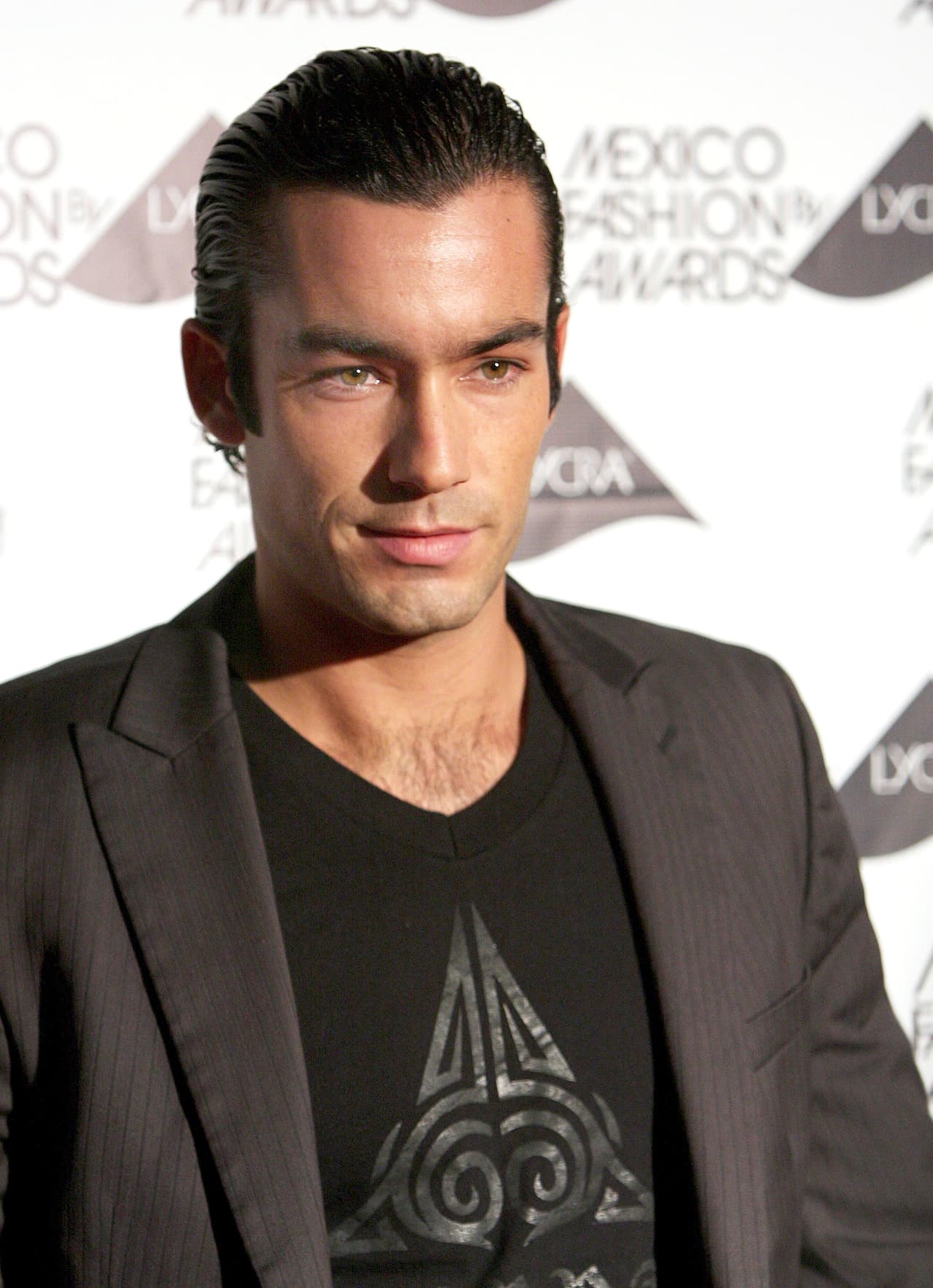 El actor mexicano, de 39 años, también compartió la noticia a través de las plataformas digitales. Al igual que la actriz, dijo sentirse feliz de volver a actuar 
<b>junto a la que fue su pareja en 'Teresa'</b>.