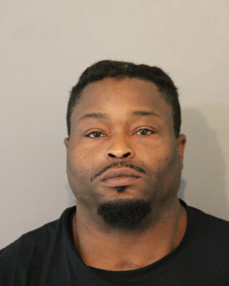 Arrestado: Darryl Dupont. Dirección del suceso: cuadra 800 de West North Ave. Un cargo de delito grave de robo, un cargo de delito grave de saqueo.