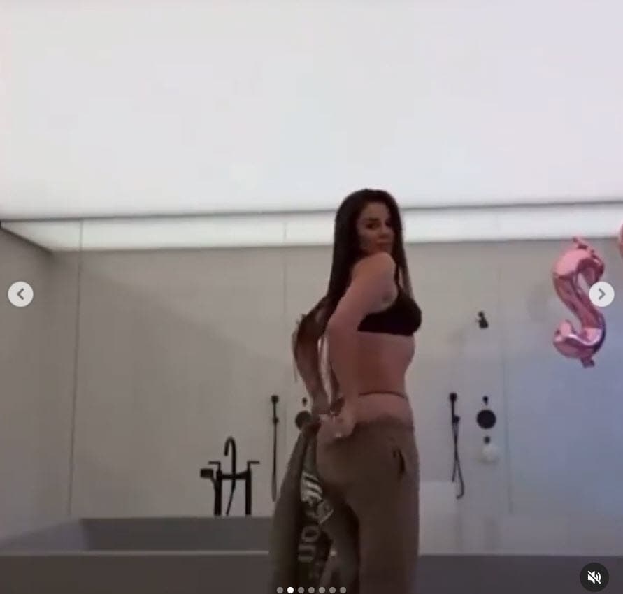 "
<b>Me da pena que pienses así</b>. Tú tienes derecho a bloquearme/silenciarme (en Twitter). Estoy tratando de ayudar a mucha gente que sufre en silencio. Tú tienes derecho total a tener una opinión. Al igual que yo. No creo que debas de considerarte feminista si estás atacando a una mujer sin provocación", contestó Kardashian en esa ocasión.
<br>