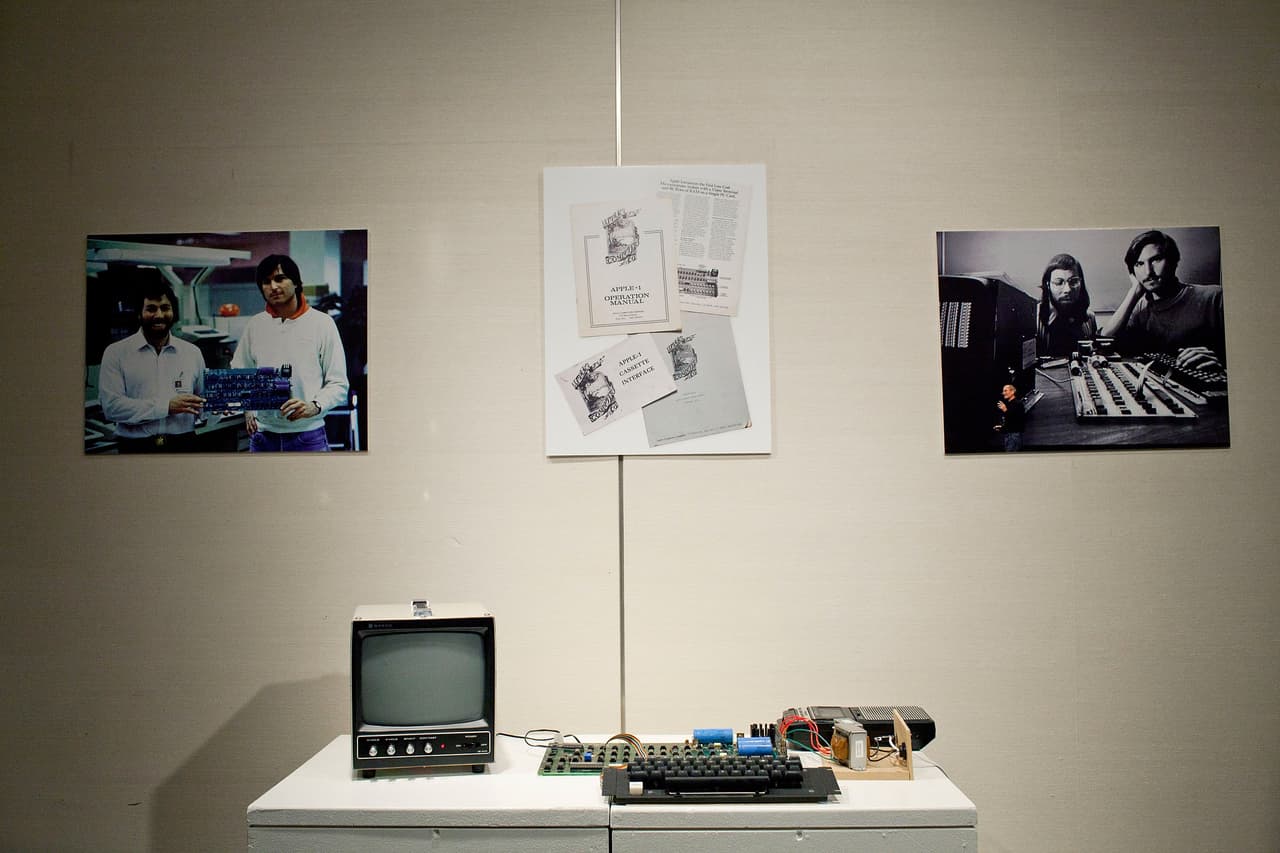 <h3 class="cms-H3-H3">5. Apple</h3>
<br>
<br>Apple computers fue fundada en 1976 por Steve Jobs y Steve Wozniak al vender 50 unidades de la llamada Apple I (como la que aparece en la imagen) a una tienda local.
<b> El dúo logró construir medio centenar de máquinas en 30 días con ayuda de un muy pequeño equipo</b>. 
<br>
<br>A su muerte, Jobs se había convertido no solo en uno de los hombres más adinerados del planeta sino también en un icono cultural. Wozniak, quien nunca tuvo una vocación de inversionista a diferencia de otros multimillonarios de la tecnología, acumula una fortuna de 120 millones de dólares. 
<br>