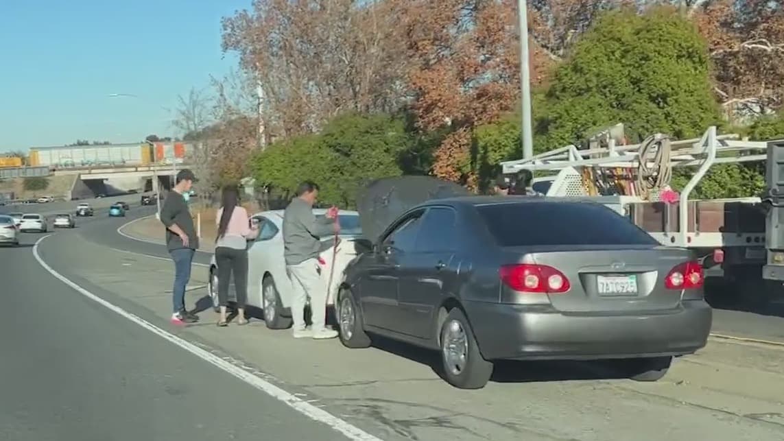 Si tú o algún conocido necesita ayuda por una falla en el auto, la Patrulla de Caminos de California comparte algunas medidas de seguridad para evitar accidentes como el de los hermanos que murieron al ser impactados mientras intentaban reparar una camioneta.
