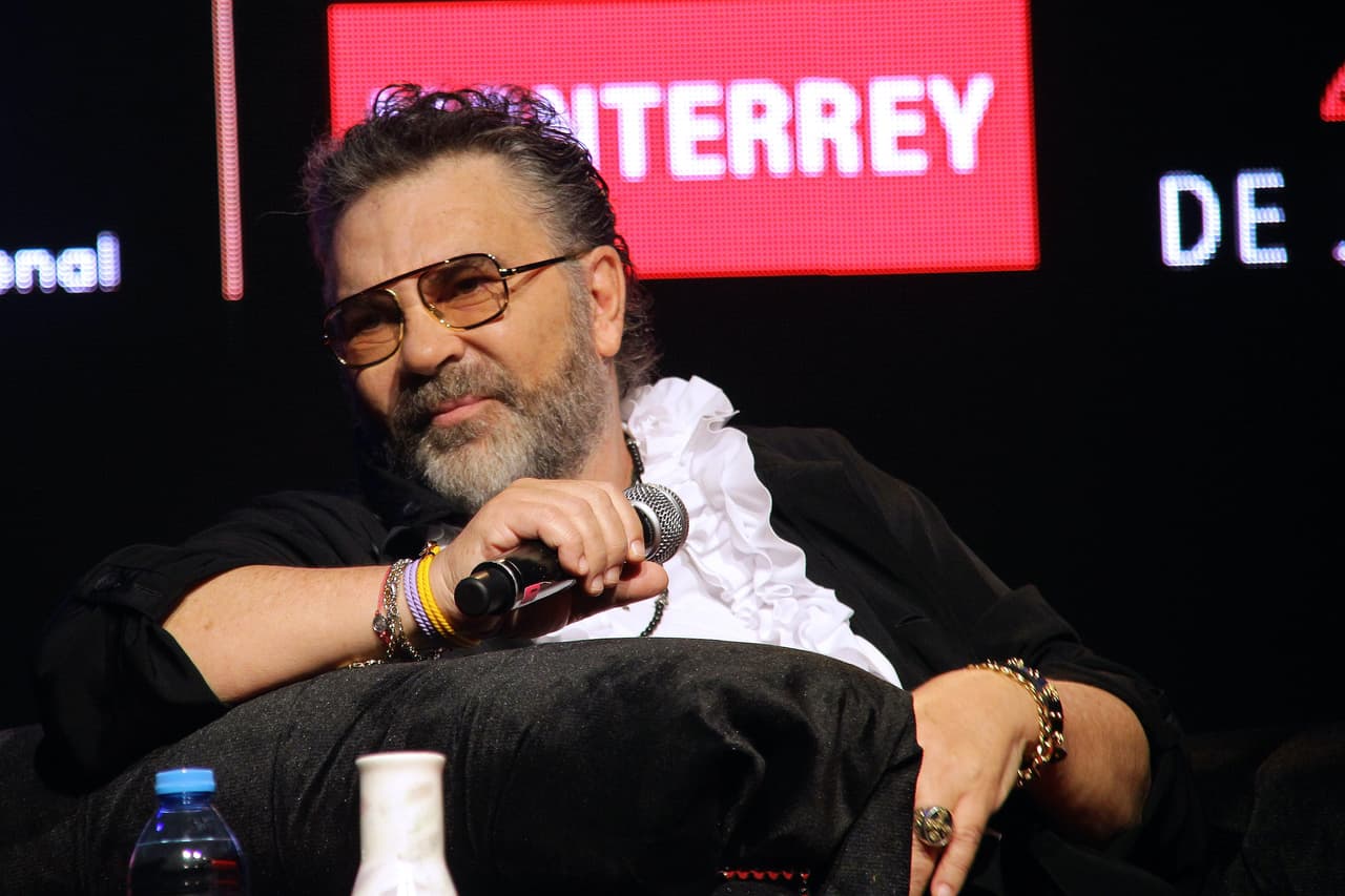 La tarde del 13 de junio, Mijares respondió en entrevista con diversos medios de comunicación, entre ellos el programa Hoy, si le gustaría salir con su exesposa, De la Vega y Kuri. 
<br>