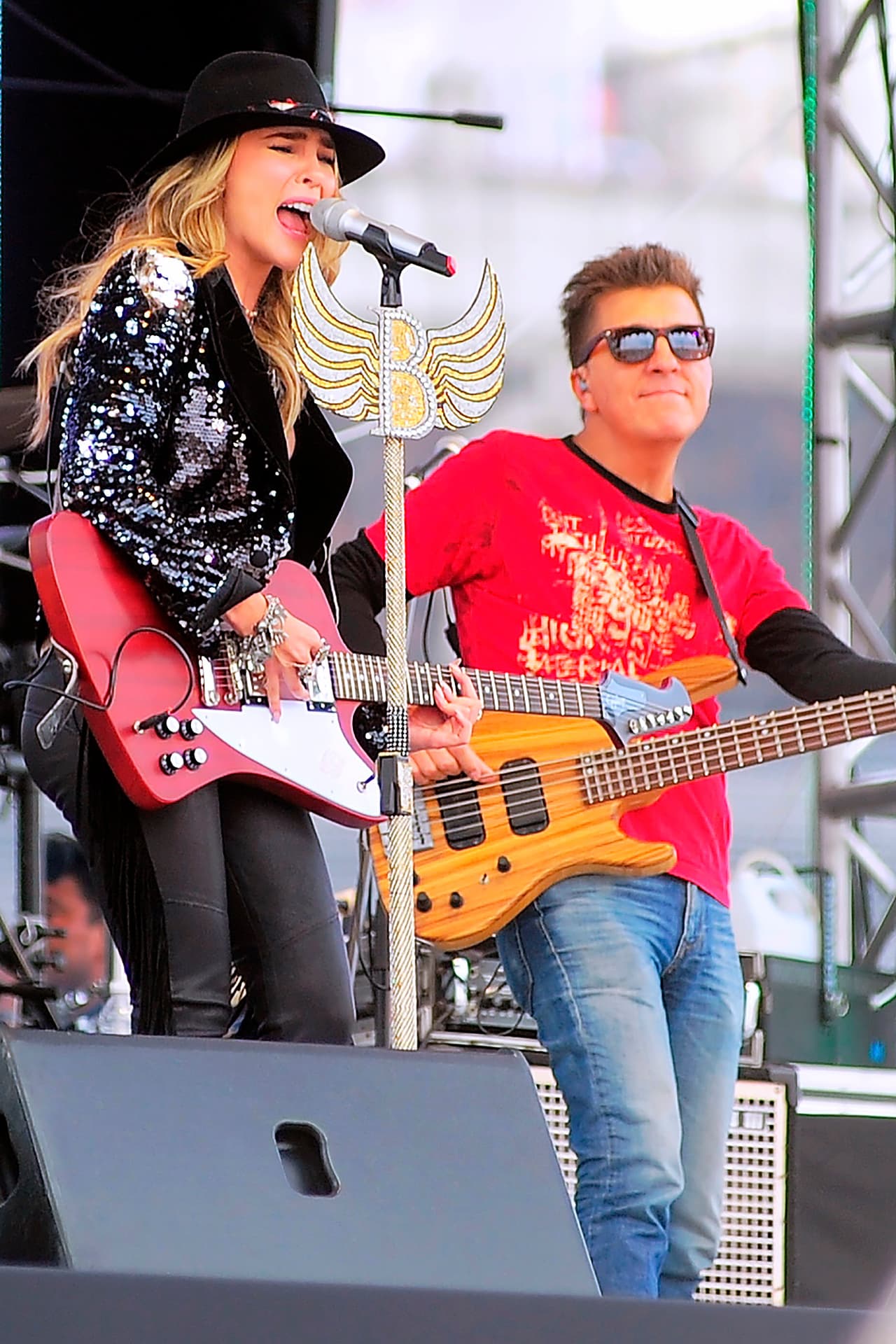 Belinda lució muy rockera pero no dejó de compartir su espíritu mexicano.