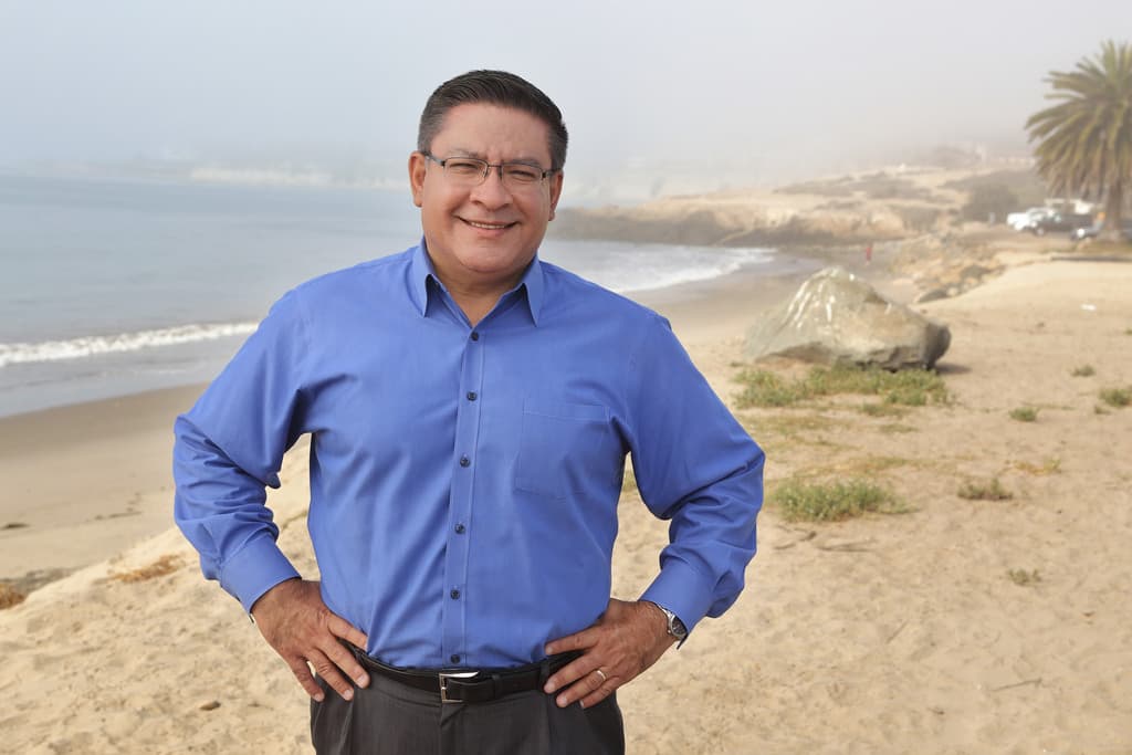<b>Salud Carbajal. Distrito 24, California.</b> Ocupa el cargo desde 2017. Nació en 1964 en Moroleón, México, se mudó a Arizona con su familia y luego a Oxnard, California. Es demócrata y su distrito incluye los condados de Santa Bárbara, San Luis Obispo y parte del condado Ventura.