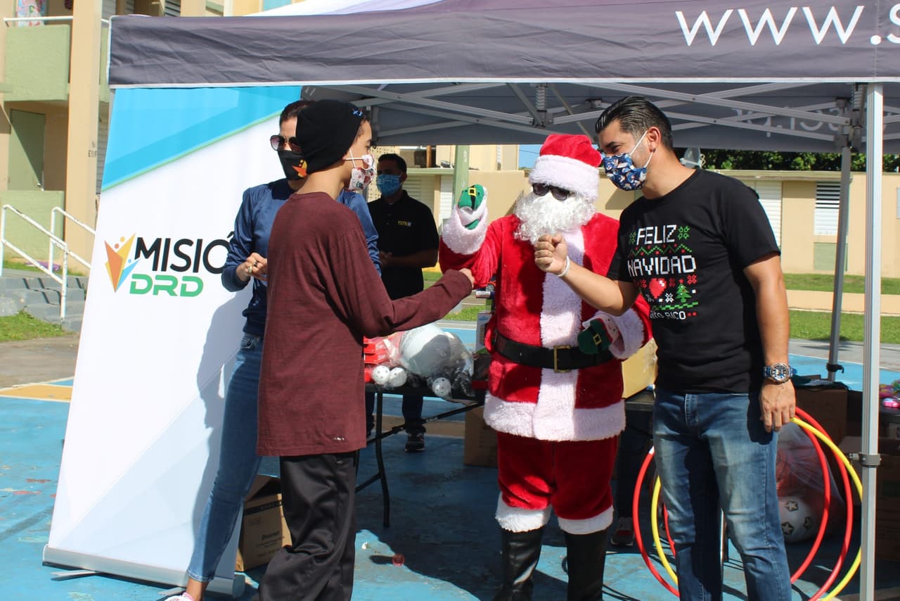 Niños de Ceiba reciben regalos de Navidad