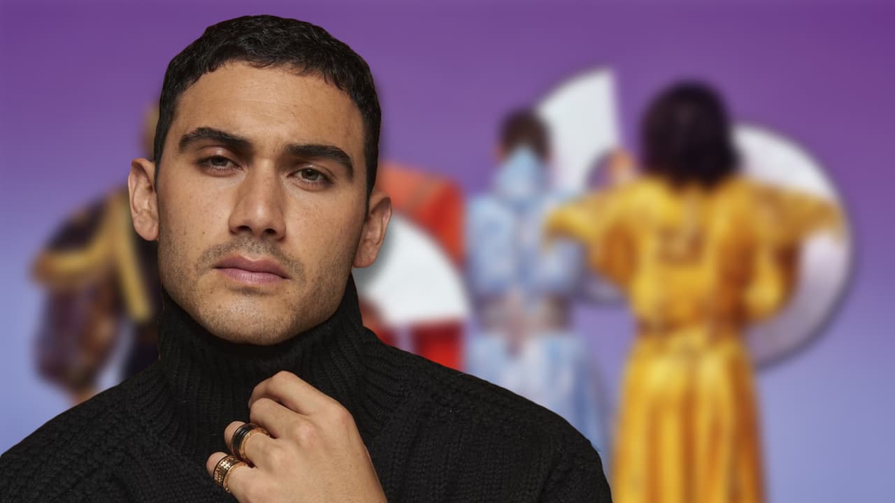 Alejandro Speitzer domina el abanico en la cinta 'Disco, Ibiza, Locomía': así luce con look ochentero