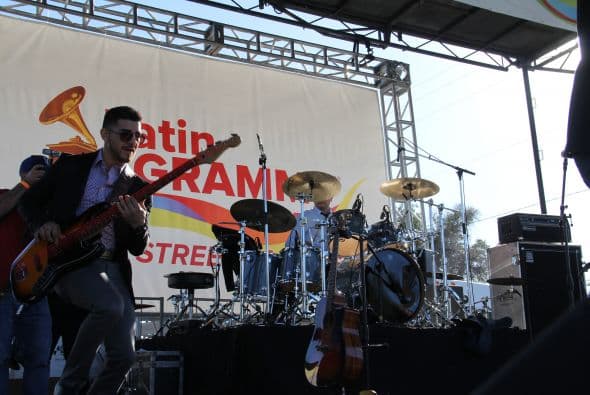 “ Los Canarios de Michoacán” pusieron a bailar a cientos de Arizoneneses en los Latin Grammy Street Parties en Phoenix, quienes no pudieron resistirse al carismático grupo de música regional mexicana, su sonido único del arpa y a sus conocidos sencillos. 