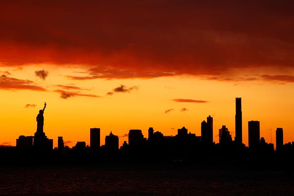 La estatua de la libertad entre las sombras y los hermosos colores. Así fue el primer amanecer de mayo en la ciudad de Nueva York.