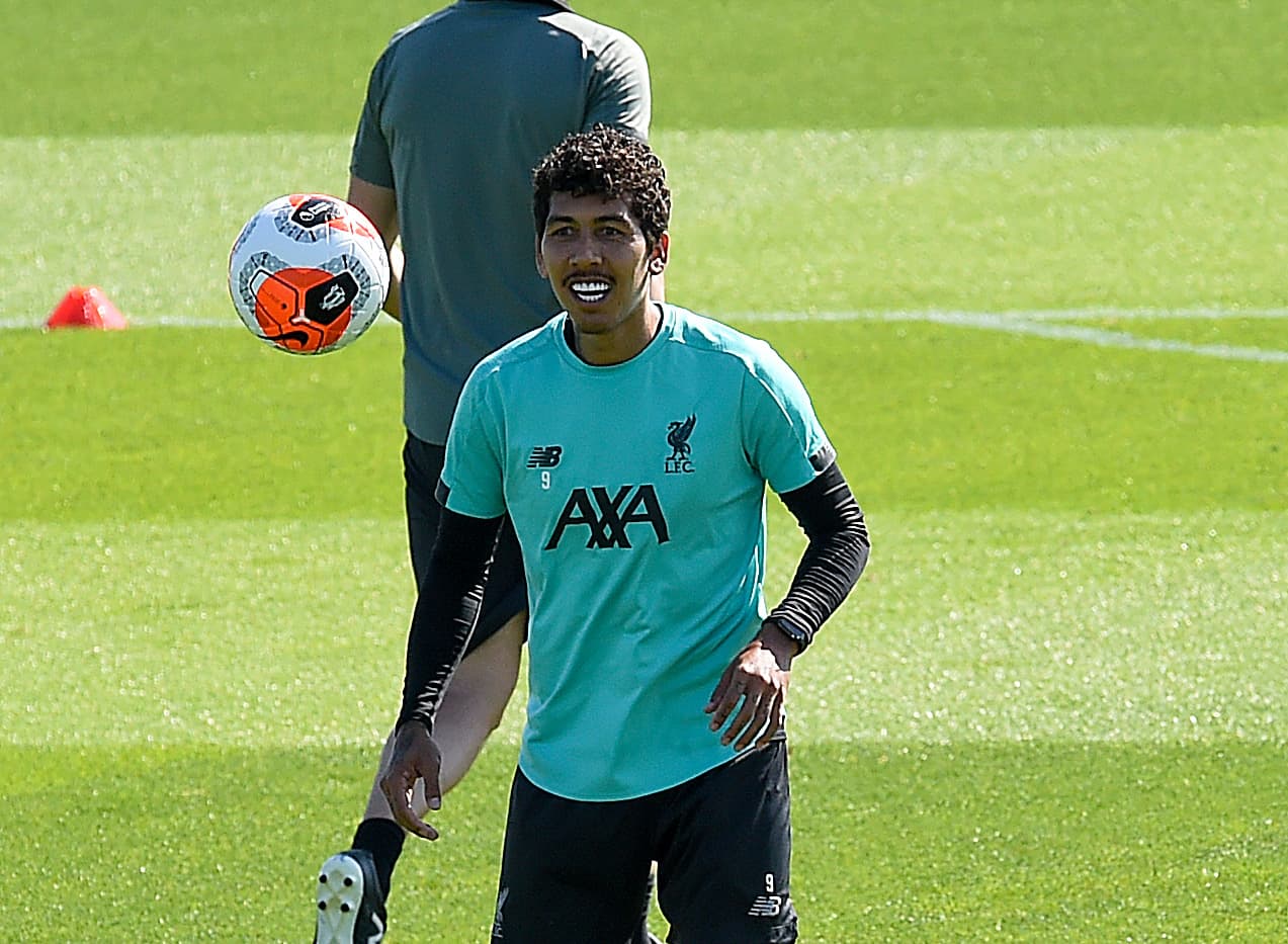 Con nuevo look, así regresó 'Bobby' Firmino, quien como buen brasileño pone el ambiente en el vestidor.