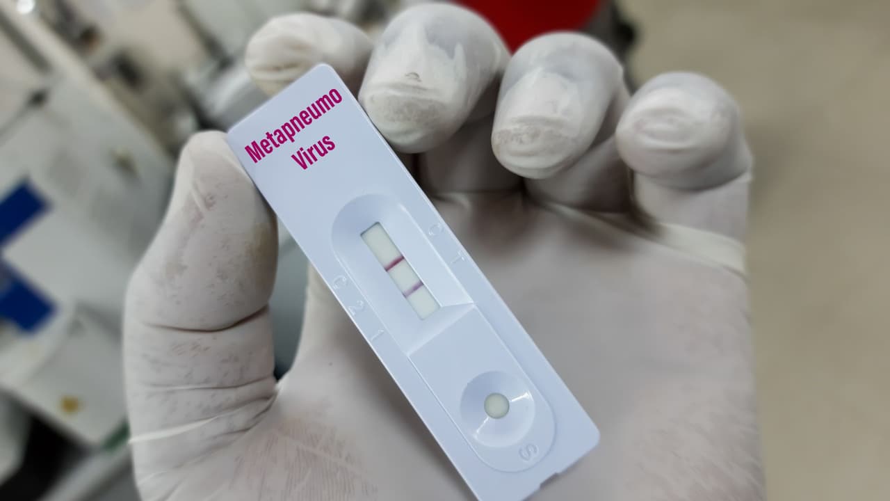 El período de incubación estimado es de 3 a 6 días, y la duración media de la enfermedad puede variar según la gravedad, pero es similar a otras infecciones respiratorias causadas por virus.
<br>