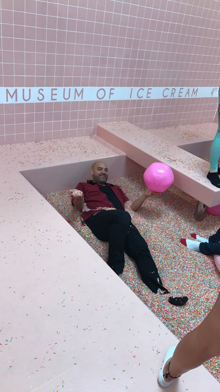 El locutor de 'El Bueno, La Mala y El Feo' estuvo en el museo más importante acerca de helados en el mundo.