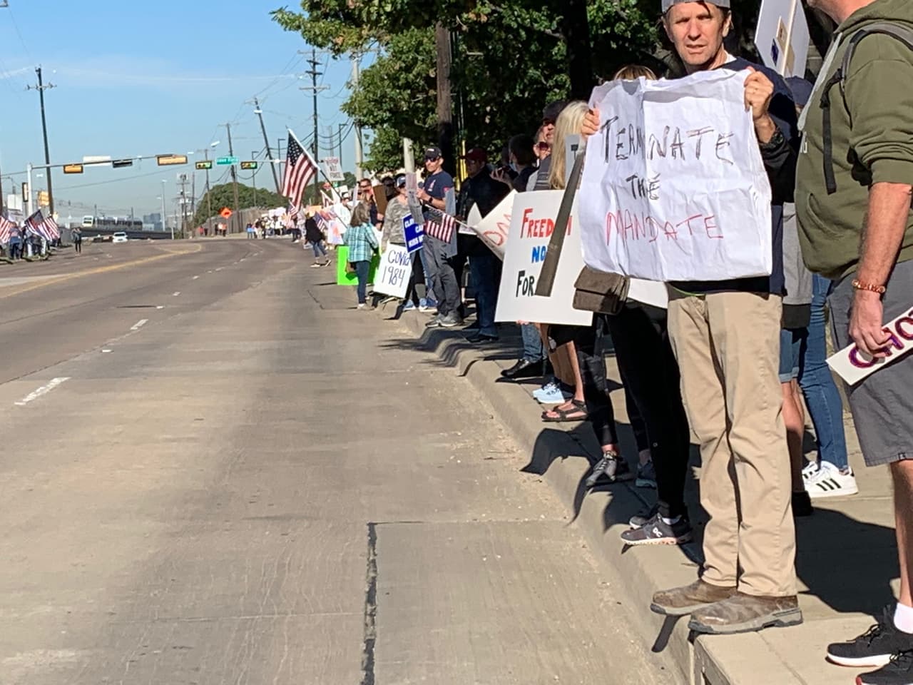 Más de 100 personas se reunieron para pedir por la ‘libertad médica’ en la sede de la aerolínea en Dallas.
<br>