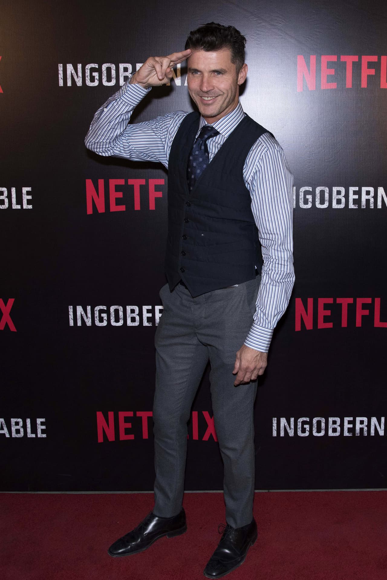 Leonardo García decidió ir al estreno de la teleserie con un estilo clásico, pero siempre mostrando su mejor sonrisa.