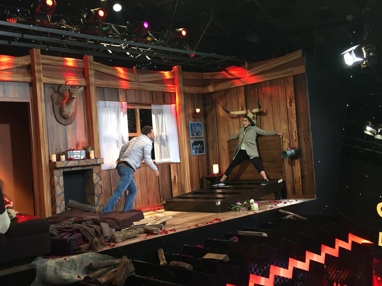 Mela estaba desatada, disfrutando de la velada y lista para beber una copa de vino y recibir muchos besos de su pareja.