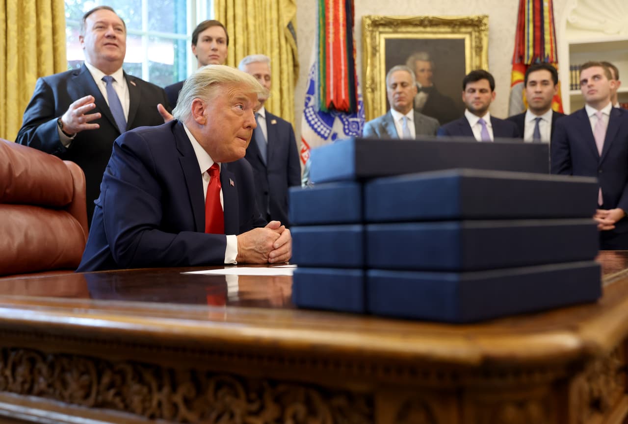 El presidente Donald Trump conversa con reporteros el 23 de octubre del 2020 en la Oficina Oval.
