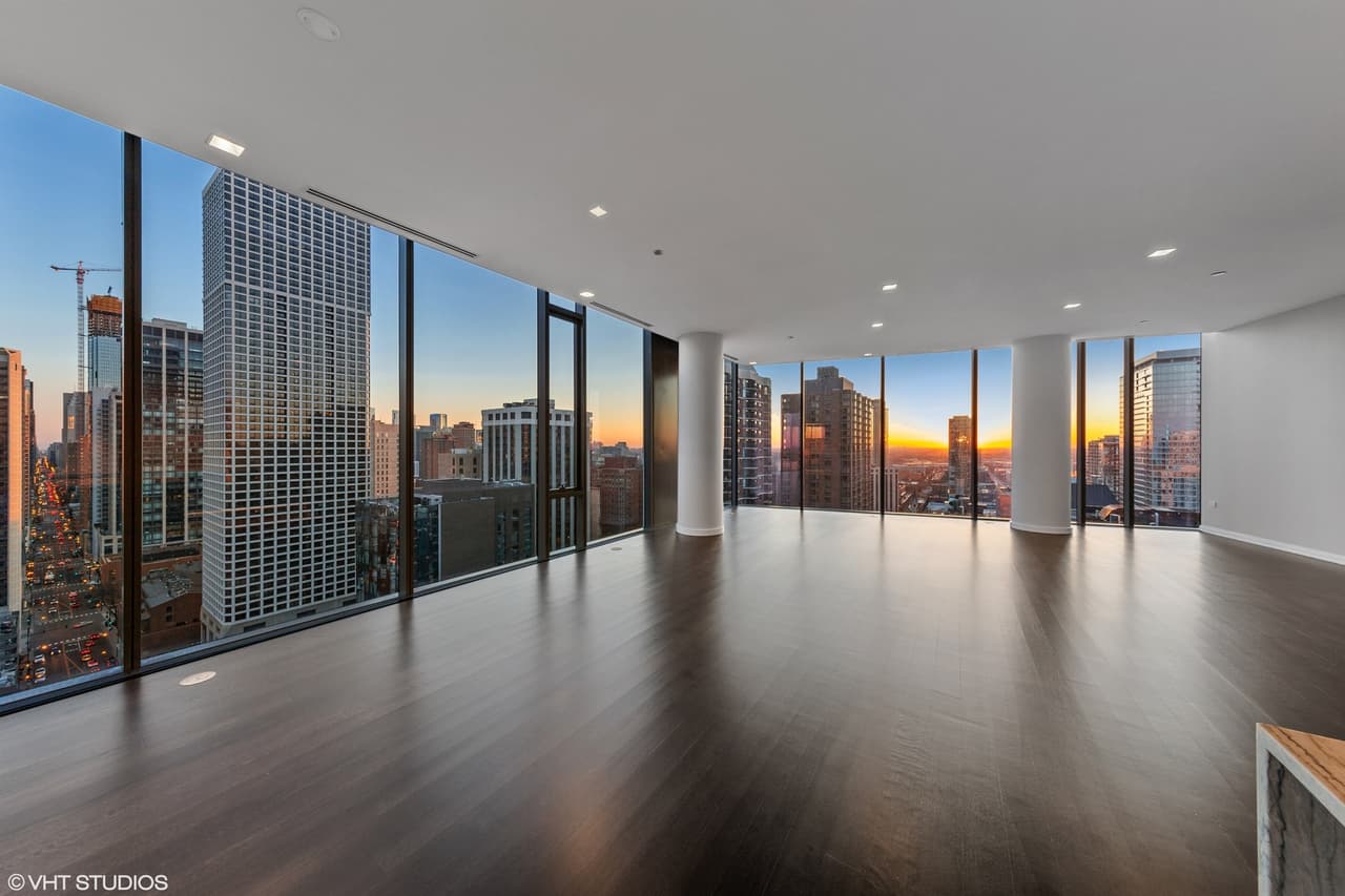 Con impresionantes vistas de 360 grados del lago y la ciudad, este inmueble tiene 3 terrazas, 6 dormitorios, 5.1 baños y múltiples áreas de estar / comedor.