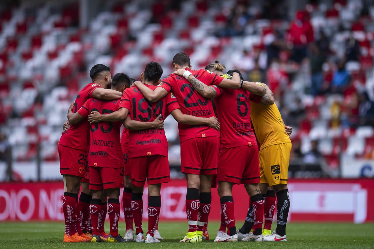 Toluca se impone en su casa 2-1 ante los Pumas de la UNAM, durante las séptima fecha del torneo de Apertura 2021 de la Liga MX. Juan Ignacio Dinneno abrió el marcador al minuto 8' tras cobrar un penal, sin embargo, los 'Diablos Rojos' remontaron con anotaciones de Rubens Sambueza (19') y Alexis Canelo (70').