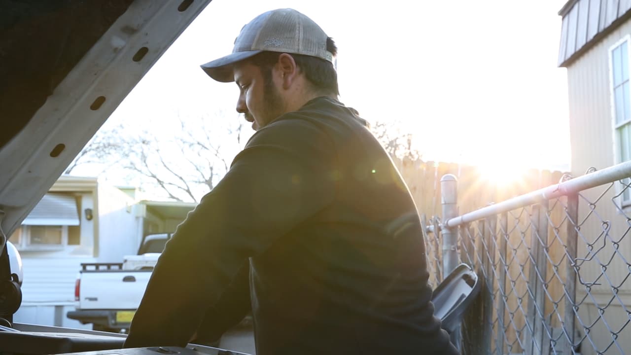 Antonio Díaz Chacón sigue trabajando de mecánico en el negocio de su primo hermano.