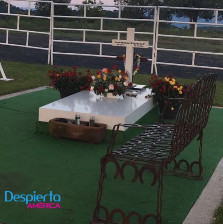 Así lució la tumba del cantautor, donde sus seres queridos y seguidores pudieron visitarlo. Recordemos cómo se vivió la triste despedida.
