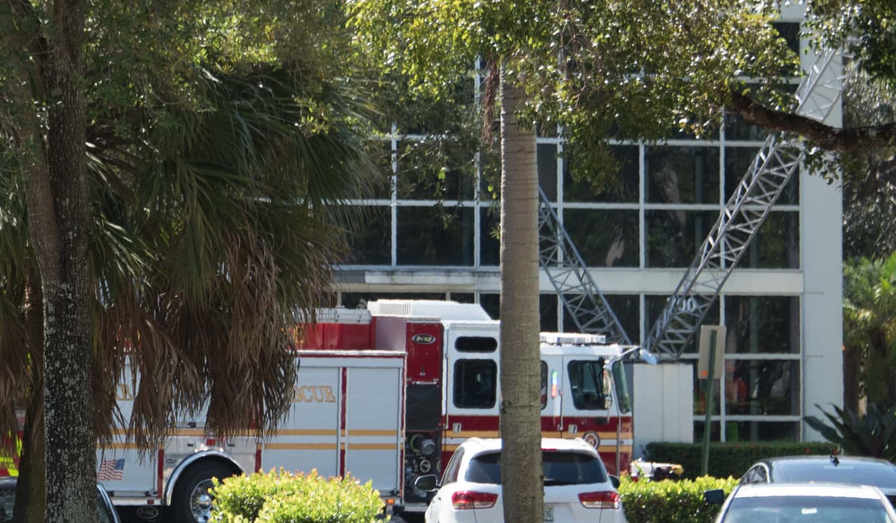 Horas después de conocerse de estos tres artefactos, la Policía en el condado de Broward, en Florida, dijo que envió unidades para investigar un paquete sospechoso enviado a la oficina de la representante demócrata Debbie Wasserman Schultz localizada en la ciudad de Sunrise.