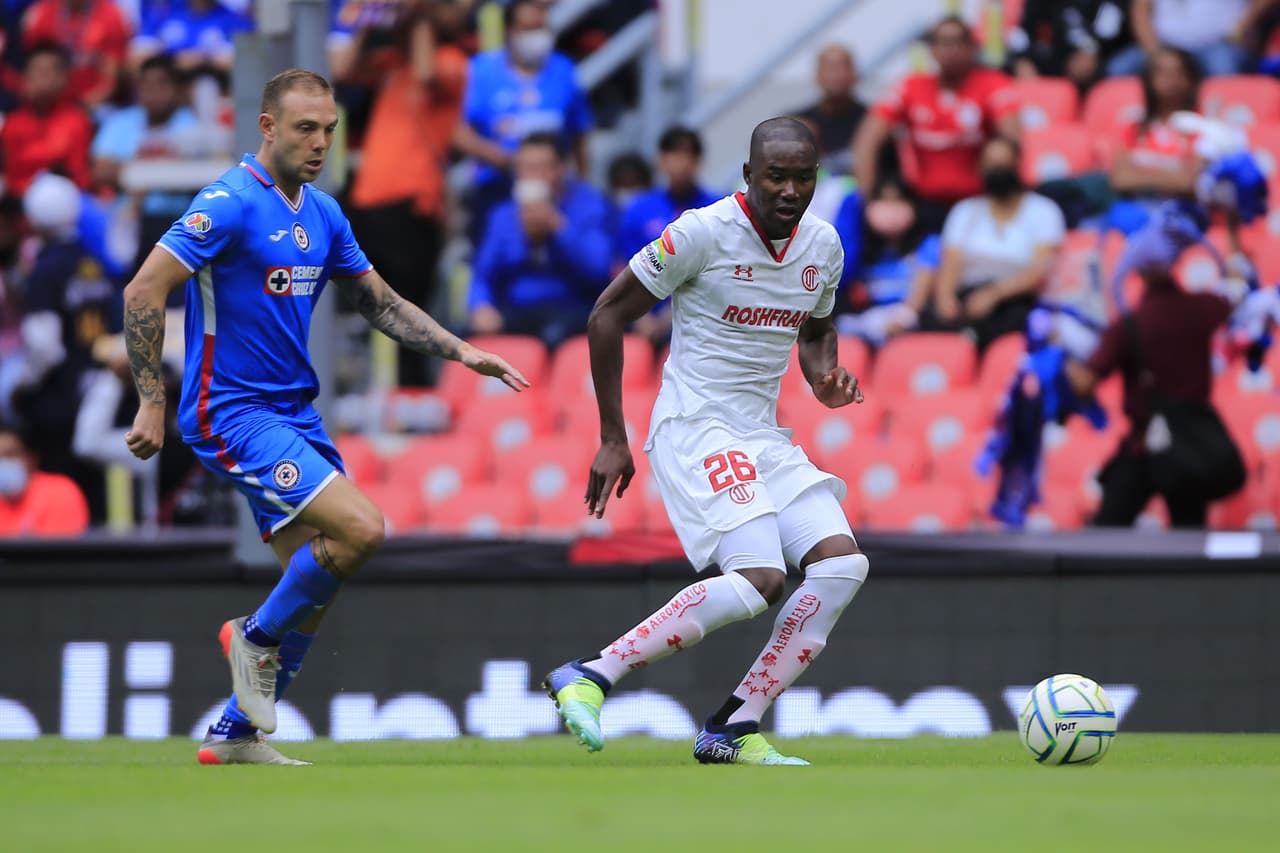 Toluca retomó el liderato del Apertura 2022 al imponerse a Cruz Azul en un partido protagonizado por el arbitraje.