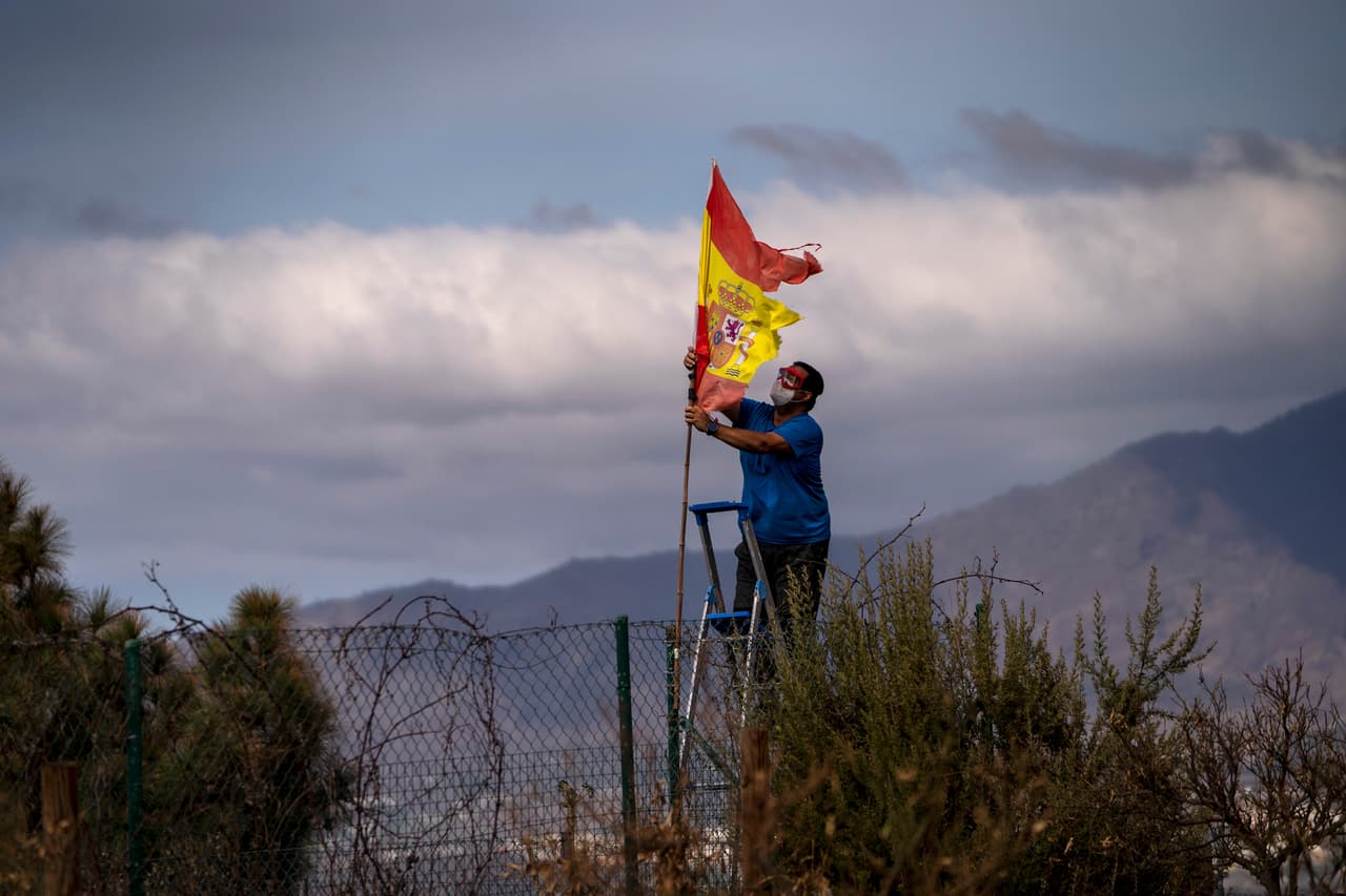 Un residente de Canarias coloca una bandera española en su propiedad el pasado sábado.