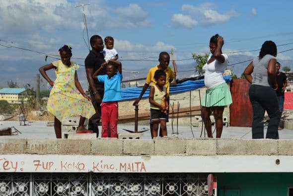 Mientras las protestas ocurren, la parálisis política relacionada con las pospuestas elecciones se refleja en la situación en la que viven miles de haitianos. Crédito: Evelyn Baker, Fusion