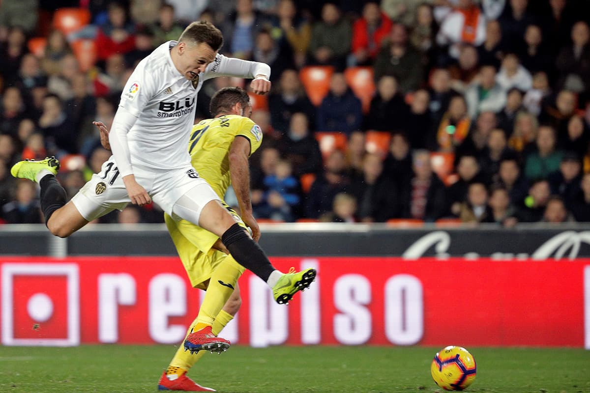 El ruso Denis Cheryshev al minuto 51' (izquierda) amplió a 2-0 la ventaja del Valencia en el marcador.