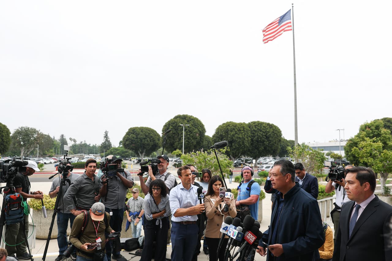 La carrera politica de Padilla es larga. Formó parte del Concejo Municipal de Los Ángeles; en 2006 fue electo al senado estatal de California y de 2015 a 2021 fungió como secretario de Estado.
<br>
<br>Aunque trabaja en Washington DC, sigue viviendo en el valle de San Fernando con
<b> su esposa, Angela, y sus tres hijos: Roman, Alex y Diego.</b>