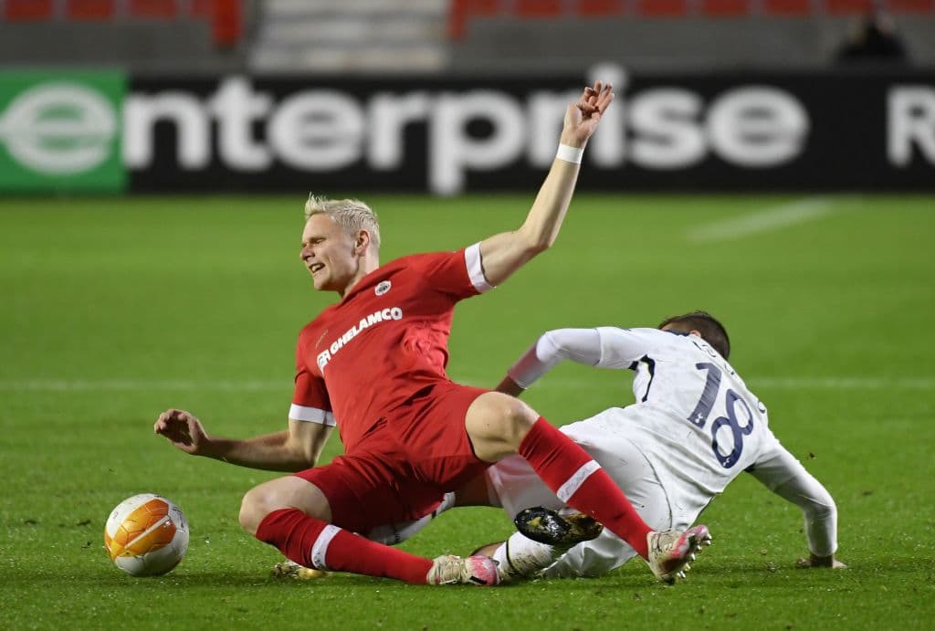 Tottenham es derrotado ante Royal Antwerp por la mínima. Lior Refaelov se encargó de darle la victoria a su equipo a los 29 minutos del encuentro. Los de Mourinho no pueden ante el equipo belga durante la segunda fecha de la UEFA Europa League.