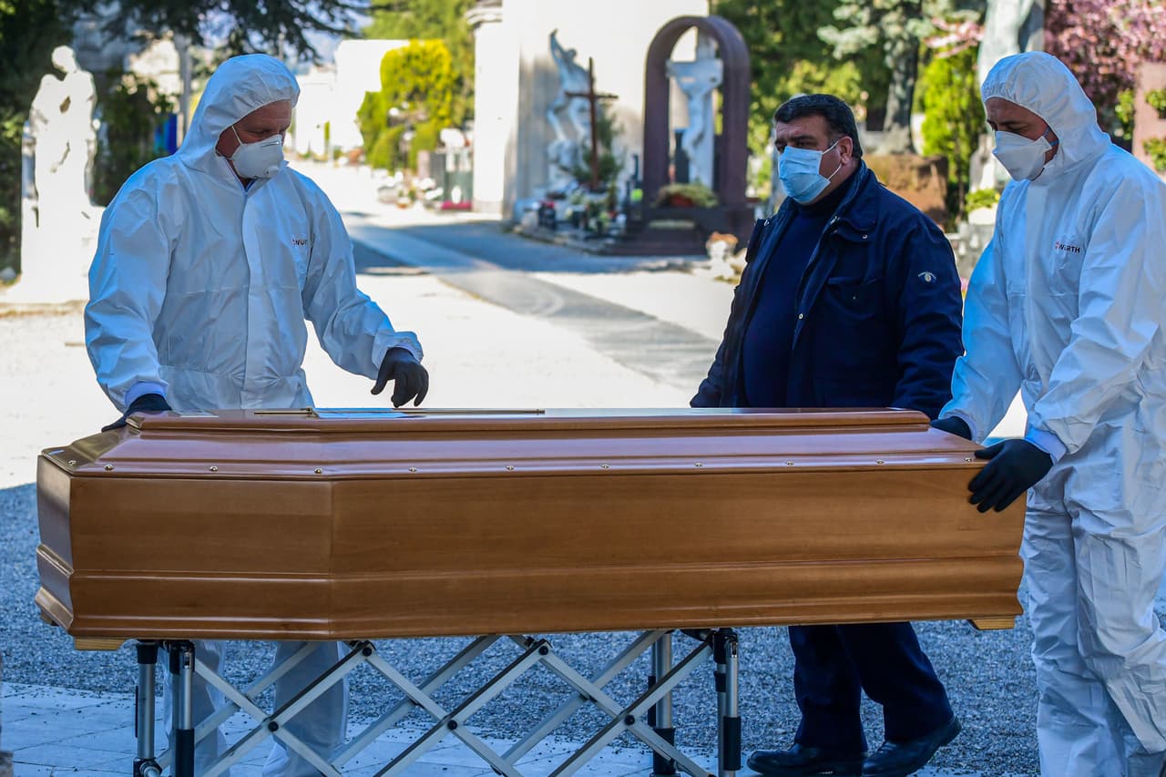 Más de 10,000 personas han fallecido en el mundo desde que se inició el brote en China y la cifra sigue en aumento.