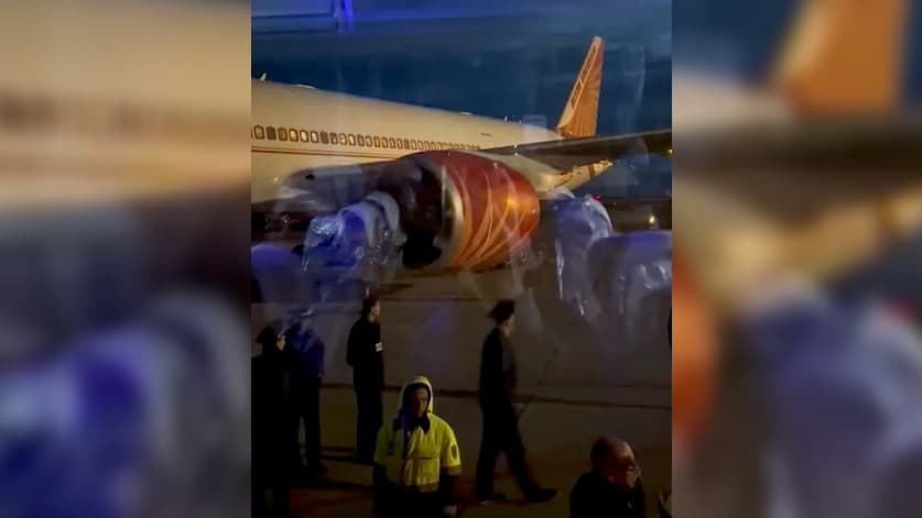 Esta imagen tomada de un video facilitado por el pasajero Girvaan Singh Kahma muestra el avión Boeing 777 de Air India después de que aterrizara por una falla en un motor en el aeropuerto de Magadan, en Siberia, Rusia, el martes 6 de junio de 2023. El avión viajaba de Nueva Delhi a San Francisco.
