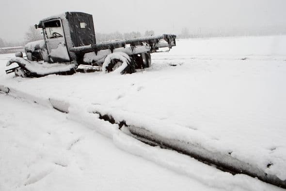 Al menos cuatro personas murieron en accidentes ocurridos en rutas o autopistas cubiertas de nieve o hielo, según medios locales.