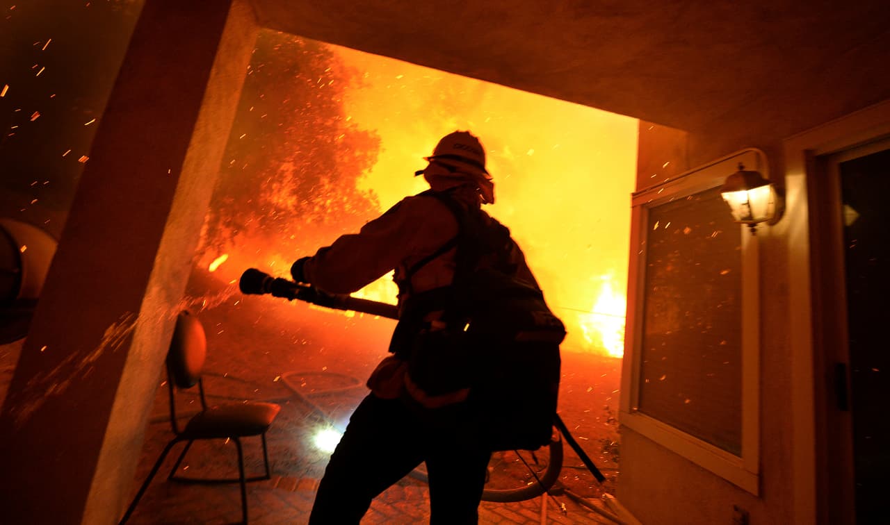 Los bomberos del condado de Orange luchan contra las llamas, pero el rápido avance de estas hace más difícil sus labores.
<br>
