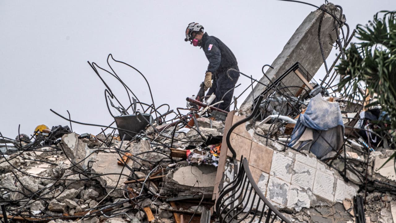 Las condiciones del tiempo complican todavía más las labores de rescate en Surfside
