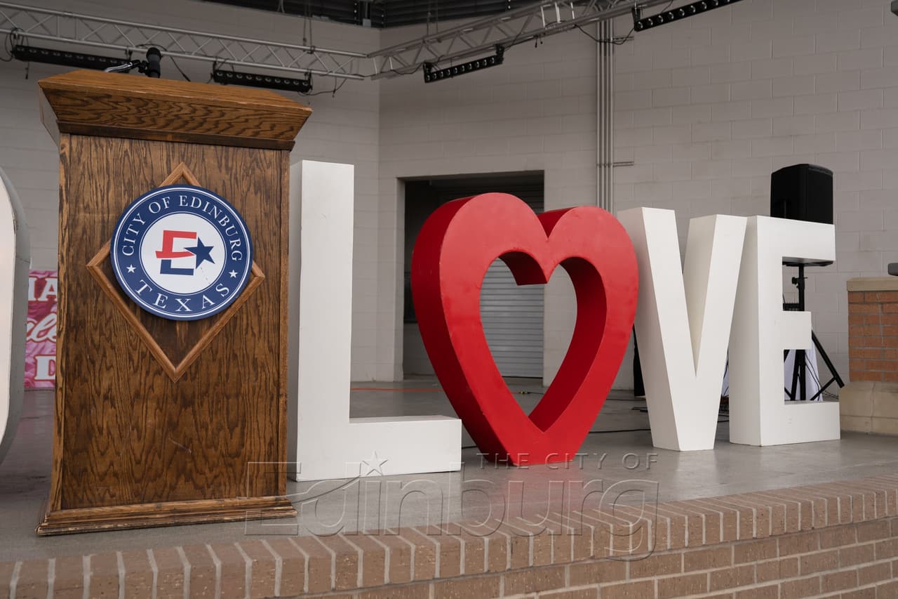 Las parejas se reunieron en Promenade Park Amphitheatre, en donde además se rifaría un viaje de luna de miel de una semana para los ganadores.