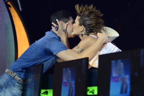 ¡Y Alejandra le plantó otro besote!