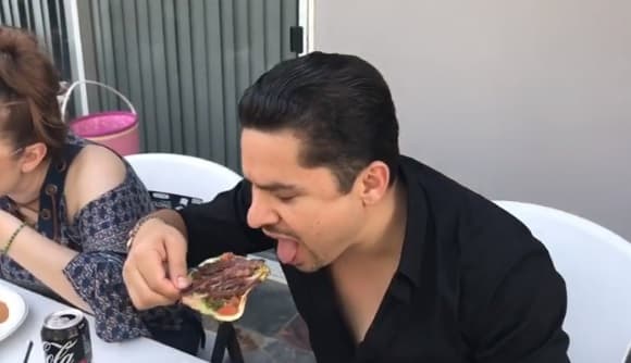 Así que luego de su esfuerzo y su clase de hacer tortillas, Larry se merecía un buen taco.