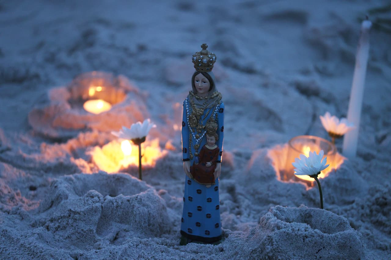 En la playa adyacente al lugar de la tragedia también han improvisado pequeños homenajes.