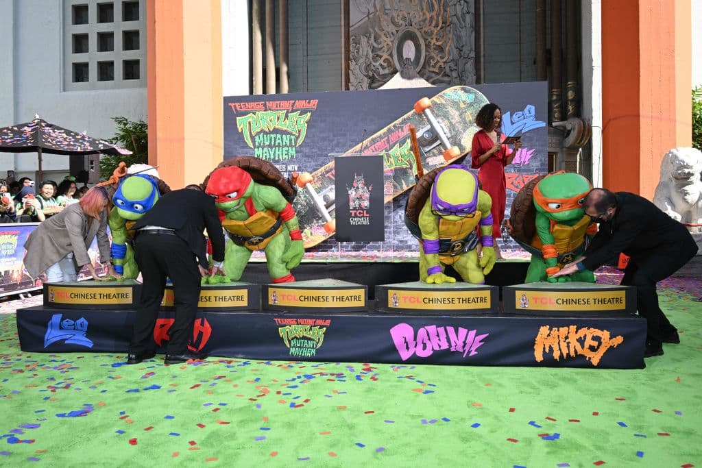 De izquierda a derecha, Leonardo, Raphael, Donatello y Michelangelo justo en el momento en que inmortalizaron las huellas de sus 'manos' en cemento.