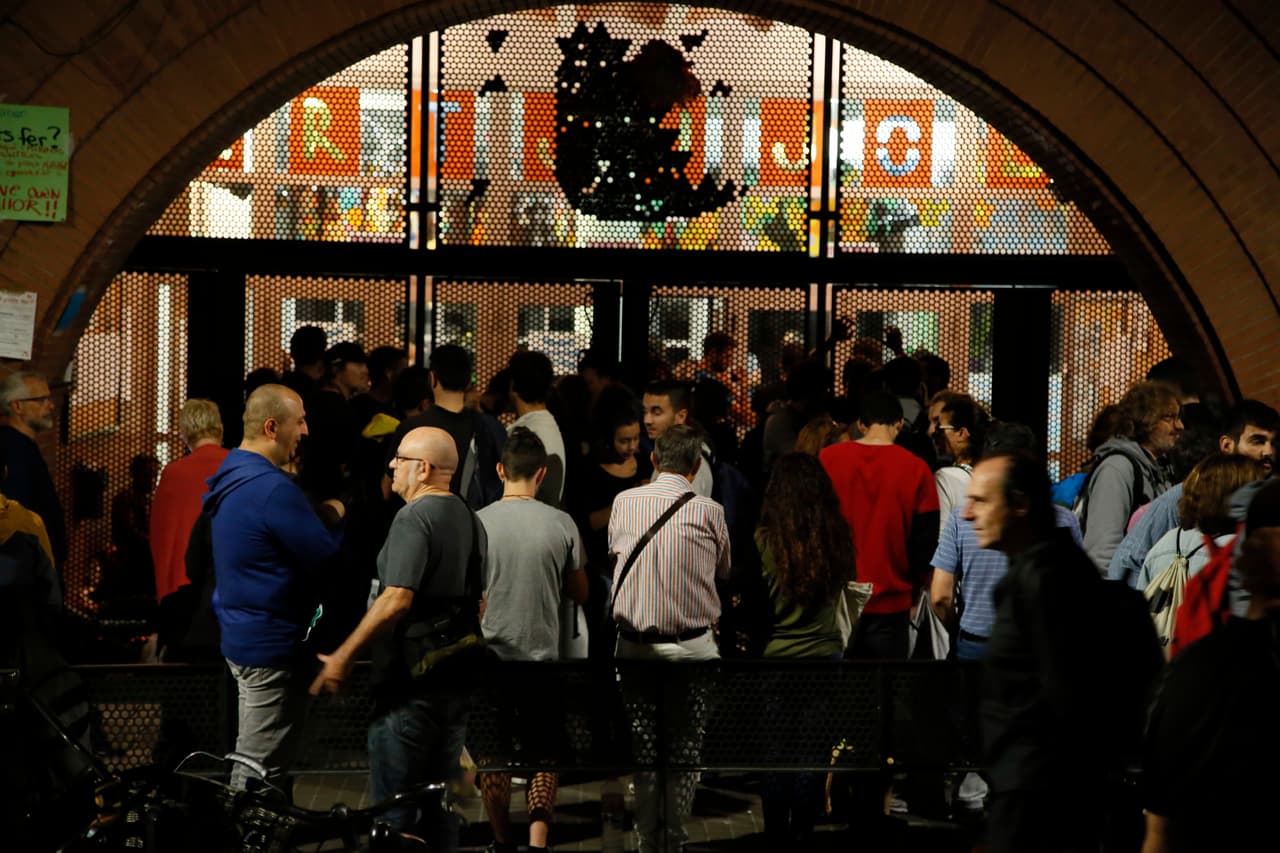 El gobierno reginal catalán anunció por sorpresa a las 8:00 am un censo universal para poder los censados puedan votar en cualquier colegio electoral, en caso de que el que le corresponda esté precintado.