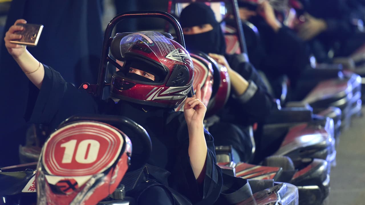 En 1990 47 mujeres fueron detenidas y castigadas con un día de cárcel y la anulación de sus pasaportes, por haber conducido por las calles de Riad en protesta contra la prohibición. Hoy esta mujer pude tomarse un 'selfi' a bordo de un go-cart durante un taller de entrenamiento sin temor a represalias.