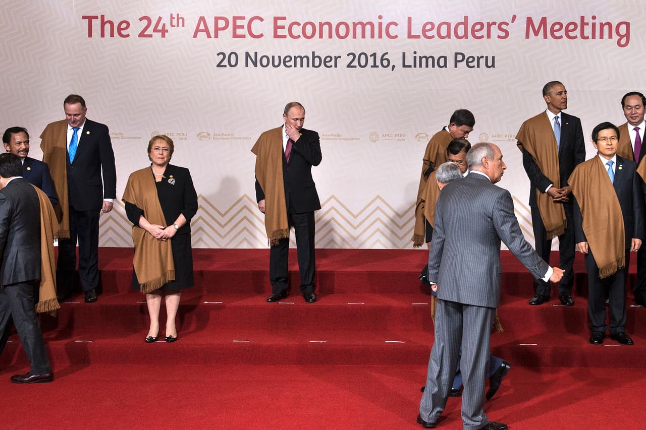 Luego de aquel intento de Obama en Hawaii en el que el mundo entero se quedó esperando las coloridas camisas típicas y los collares de flores, pronto se volvió a la costumbre. En la imagen, Obama en el extremo derecho de la foto, Putin y la presidenta chilena Michelle Bachelet al costado en la cumbre de Lima, Perú en 2016.